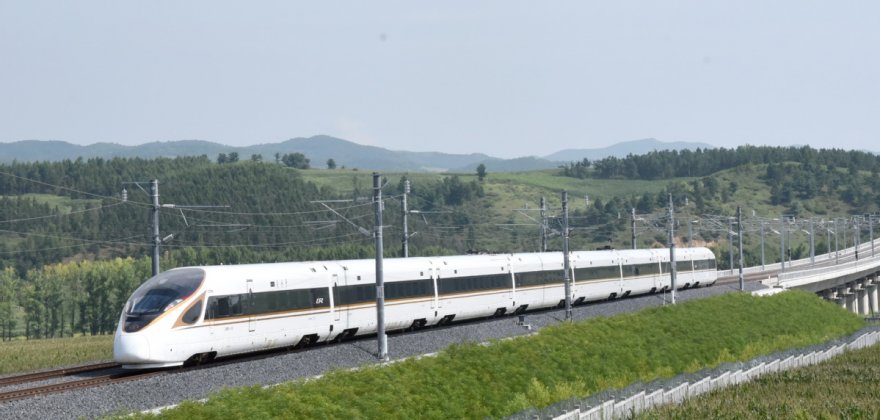 Cold-capable Fuxing bullet train tests new line